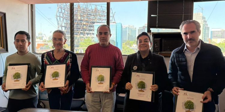 Firman Secretaría de Cultura de la Ciudad de México, Secretaría del Medio Ambiente y vecinos plan de manejo para el árbol “Eugenio”