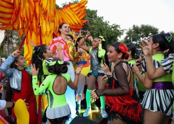 Ana Paty Peralta encabezó el desfile principal de la celebración. Familias completas se congregaron para disfrutar del recorrido lleno de música, color y alegría