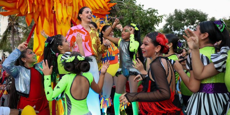 Ana Paty Peralta encabezó el desfile principal de la celebración. Familias completas se congregaron para disfrutar del recorrido lleno de música, color y alegría
