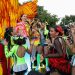 Ana Paty Peralta encabezó el desfile principal de la celebración. Familias completas se congregaron para disfrutar del recorrido lleno de música, color y alegría