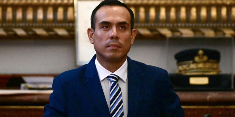 El Congreso de Perú remueve a presidente interino a semanas de las elecciones
