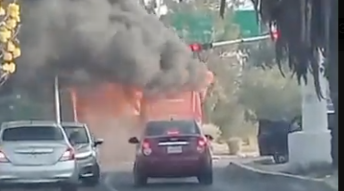 Bloqueos y vehículos incendiados en Jalisco tras operativo federal en Tapalpa