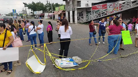 Padres de familia bloquean cinco horas la Villahermosa–Nacajuca por fallas eléctricas en primaria de Pomoca
