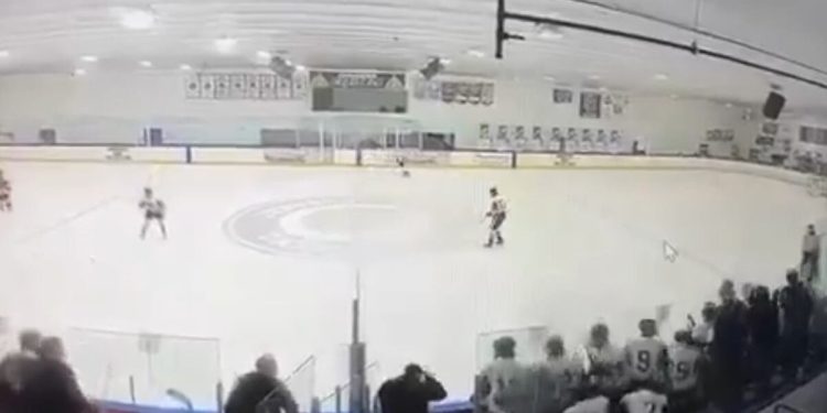 Ataque armado interrumpe partido escolar de hockey en Rhode Island; hay víctimas mortales
