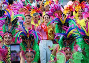 Ana Paty Peralta encabeza el desfile del Carnaval Cancún 2026 ante miles de asistentes