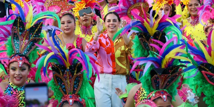 Ana Paty Peralta encabeza el desfile del Carnaval Cancún 2026 ante miles de asistentes