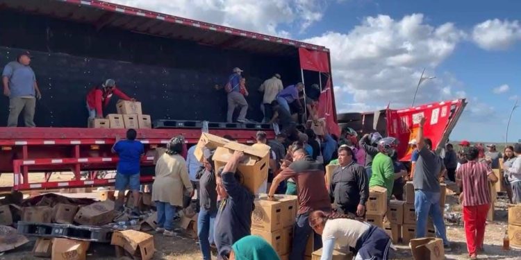 Termina en rapiña volcadura en la Campeche–Mérida