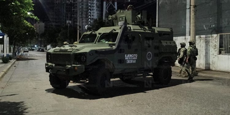 Ejército resguarda el Semefo de Mazatlán tras traslado de cuerpos hallados en fosas de Concordia