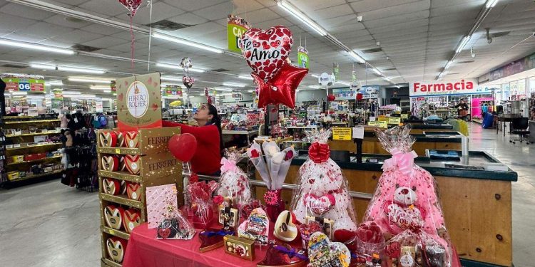Comerciantes afinan preparativos por ventas del Día del Amor y la Amistad en Cancún