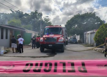 Incendio arrasa taller de carpintería en la región 219 de Cancún