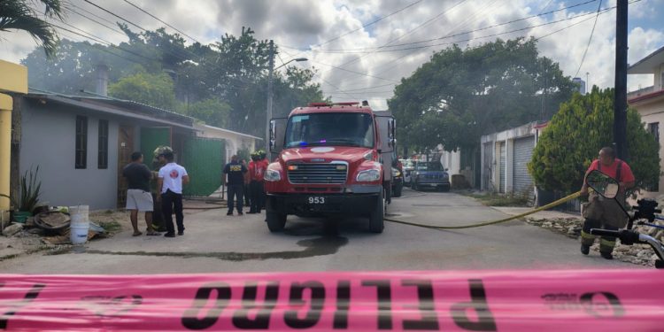Incendio arrasa taller de carpintería en la región 219 de Cancún