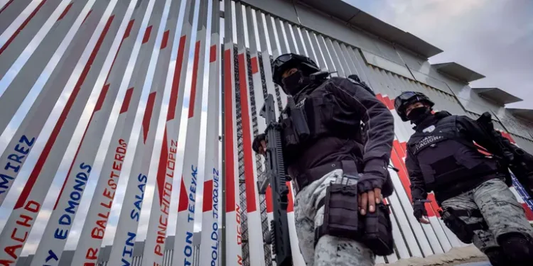 Critican proyecto de ICE de conversión de almacenes en centros migratorios