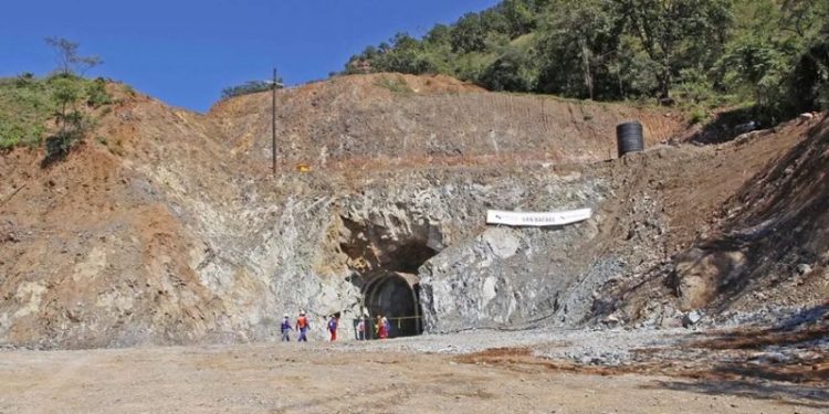 Cuatro mineros quedan atrapados tras derrumbe en mina de Sinaloa