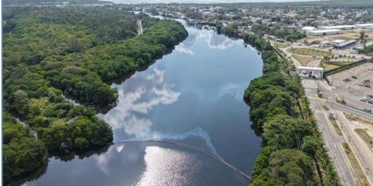 Pemex reporta avances en limpieza de hidrocarburo en Dos Bocas, Tabasco