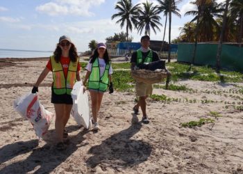 Suman esfuerzos en San Crisanto para sanear siete kilómetros de costa