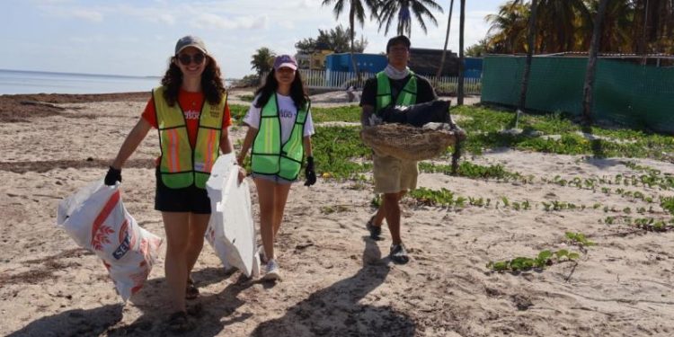 Suman esfuerzos en San Crisanto para sanear siete kilómetros de costa