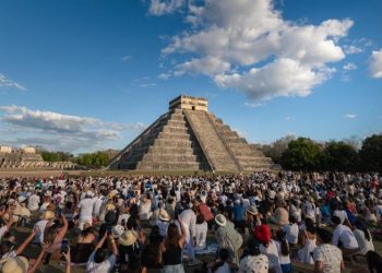 Más de 15 mil visitantes presencian descenso de Kukulcán en Chichén Itzá