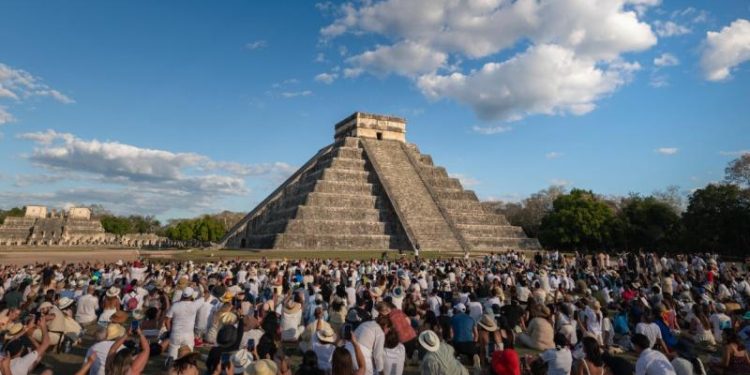 Más de 15 mil visitantes presencian descenso de Kukulcán en Chichén Itzá