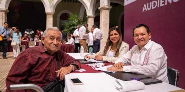Gobernador Joaquín Díaz Mena atiende de frente a la ciudadanía