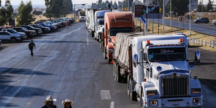 Transportistas y campesinos anuncian paro nacional para el 6 de abril