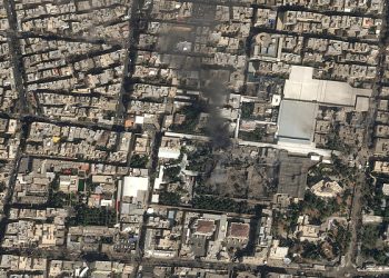 Ataques aéreos israelíes golpean complejos de inteligencia en la capital iraní