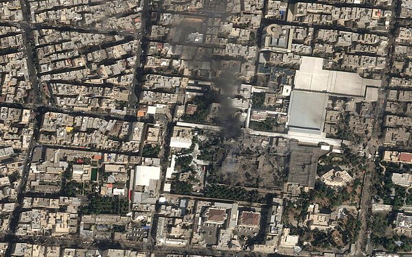 Ataques aéreos israelíes golpean complejos de inteligencia en la capital iraní