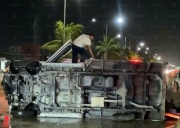 Vuelca camioneta refrigerada en el bulevar Colosio de Cancún
