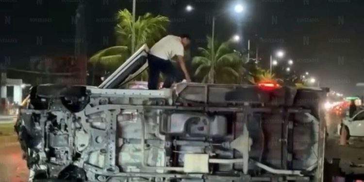 Vuelca camioneta refrigerada en el bulevar Colosio de Cancún
