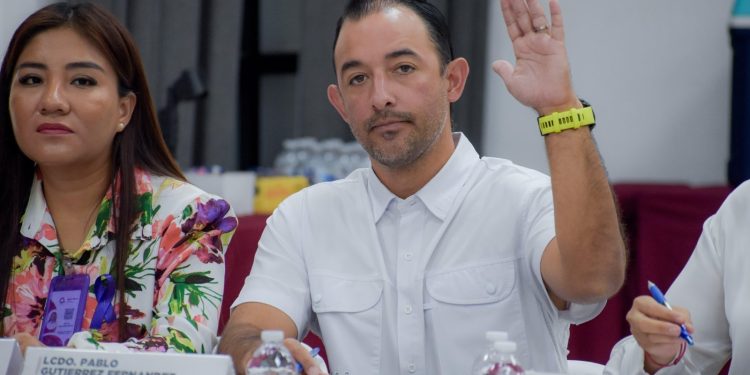 Denuncian a Pablo Gutiérrez ante la CDHEQROO por violencia, funcionario fantoche en redes sociales, pero en la realidad es corrupto, prepotente, misógino y abusivo.