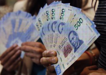 Peso mexicano recorta su avance anual y se acerca a las 18 unidades por dólar