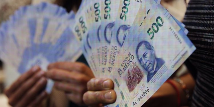 Peso mexicano recorta su avance anual y se acerca a las 18 unidades por dólar