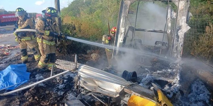 Fatal colisión en carretera deja una mujer sin vida tras incendio de vehículo