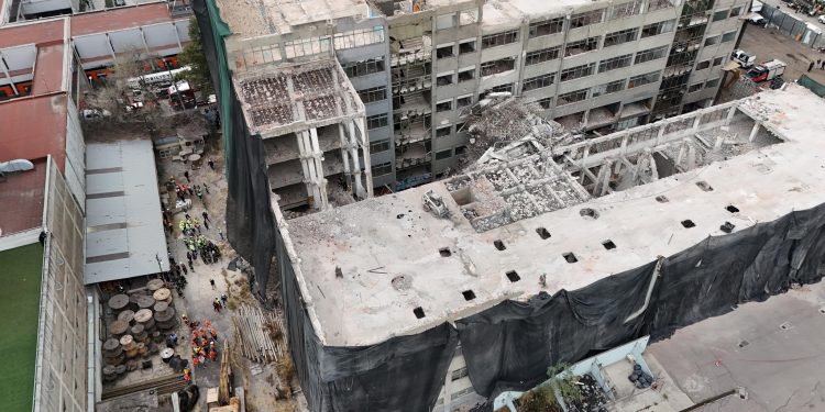 Colapso de edificio en demolición deja un muerto y varios afectados en la Ciudad de México