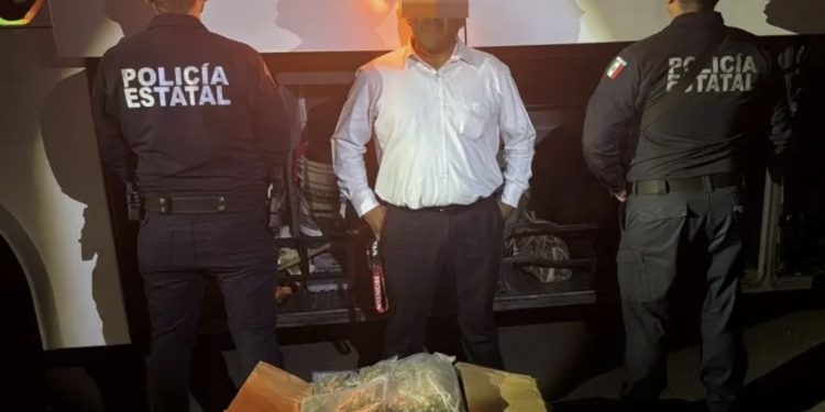 Detienen a conductor de autobús turístico con presunta marihuana en Huimanguillo