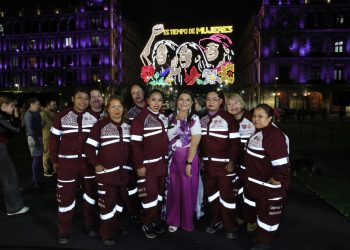 Clara Bugada enciende mosaicos luminosos en el Zócalo, en reconocimiento a la lucha histórica de las mujeres