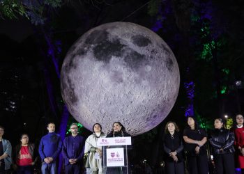 La Jefa de Gobierno convierte Paseo de la Reforma en corredor de arte y luz, con el Festival FILUX: «Sólo la Luz, Primavera».