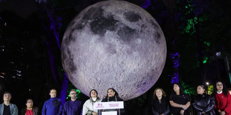 La Jefa de Gobierno convierte Paseo de la Reforma en corredor de arte y luz, con el Festival FILUX: «Sólo la Luz, Primavera».