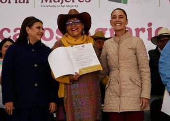 Clara Brugada y Claudia Sheinbaum entregan certificados agrarios a campesinas para reconocerlas jurídicamente y reivindicar sus derechos históricos
