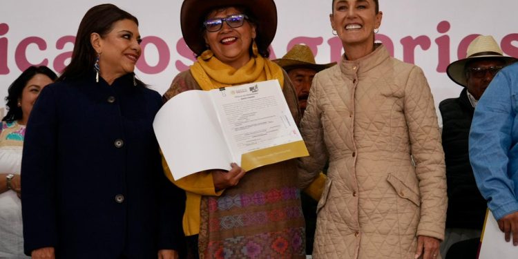 Clara Brugada y Claudia Sheinbaum entregan certificados agrarios a campesinas para reconocerlas jurídicamente y reivindicar sus derechos históricos