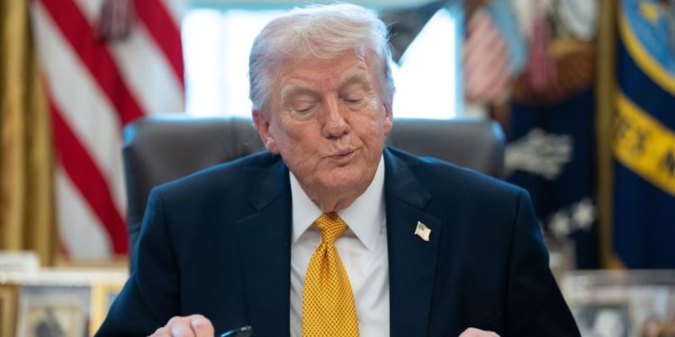 Trump bromea con postularse a la presidencia de Venezuela tras caída de Maduro