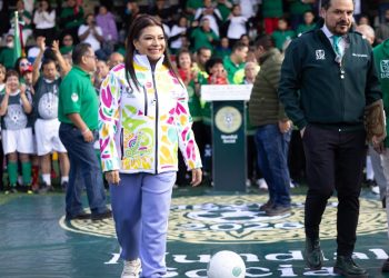 Clara Brugada anuncia Festival Futbolero en el Zócalo. Entregará su boleto a pioneras del fútbol femenil