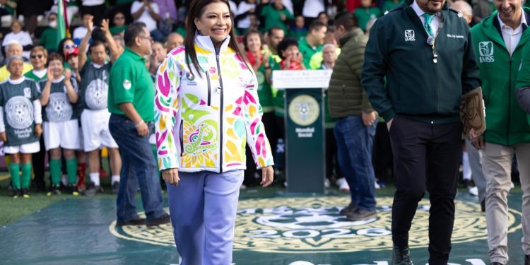 Clara Brugada anuncia Festival Futbolero en el Zócalo. Entregará su boleto a pioneras del fútbol femenil