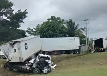 Vuelca tráiler en la carretera Coatzacoalcos–Cárdenas y pobladores se llevan la carga
