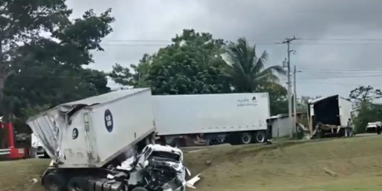 Vuelca tráiler en la carretera Coatzacoalcos–Cárdenas y pobladores se llevan la carga