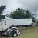 Vuelca tráiler en la carretera Coatzacoalcos–Cárdenas y pobladores se llevan la carga