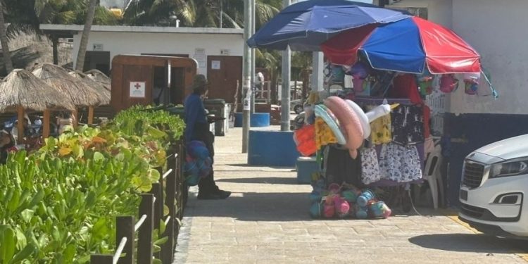 Alistan operativo para controlar ambulantaje en playas de Cancún durante Semana Santa