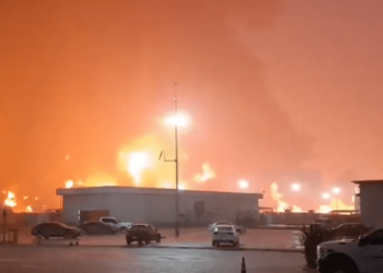 Pemex controla incendio en refinería Olmeca; apuntan a residuos como posible causa