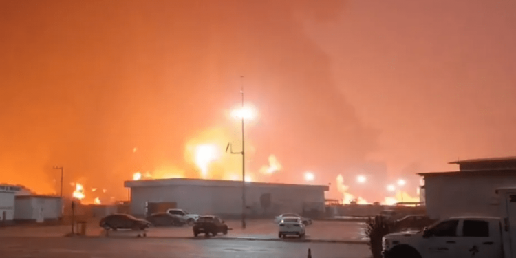 Pemex controla incendio en refinería Olmeca; apuntan a residuos como posible causa