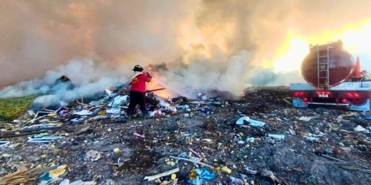 Quema de basura provoca incendio en predio irregular de la región 227 de Cancún