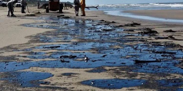 Derrame en el Golfo de México habría iniciado desde febrero, denuncian ONG